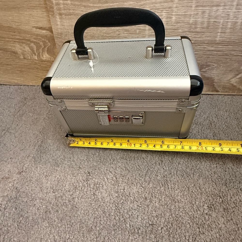 Silver Lockable Storage Case - Picture 4 of 7